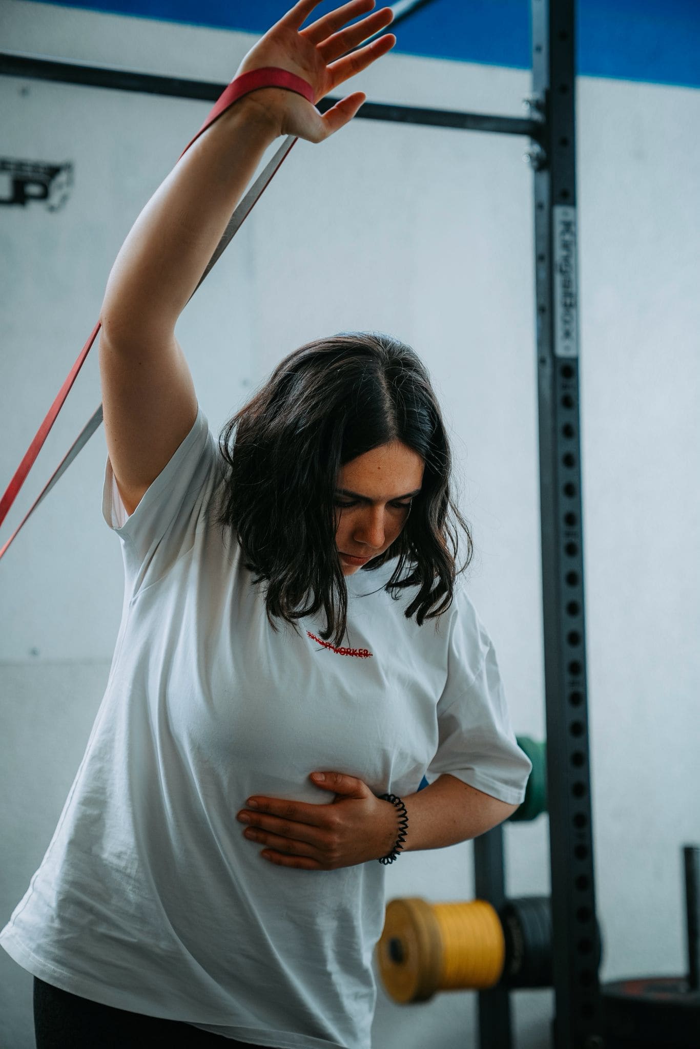 Eline ASSOUS pratiquant la musculation et la force athlétique